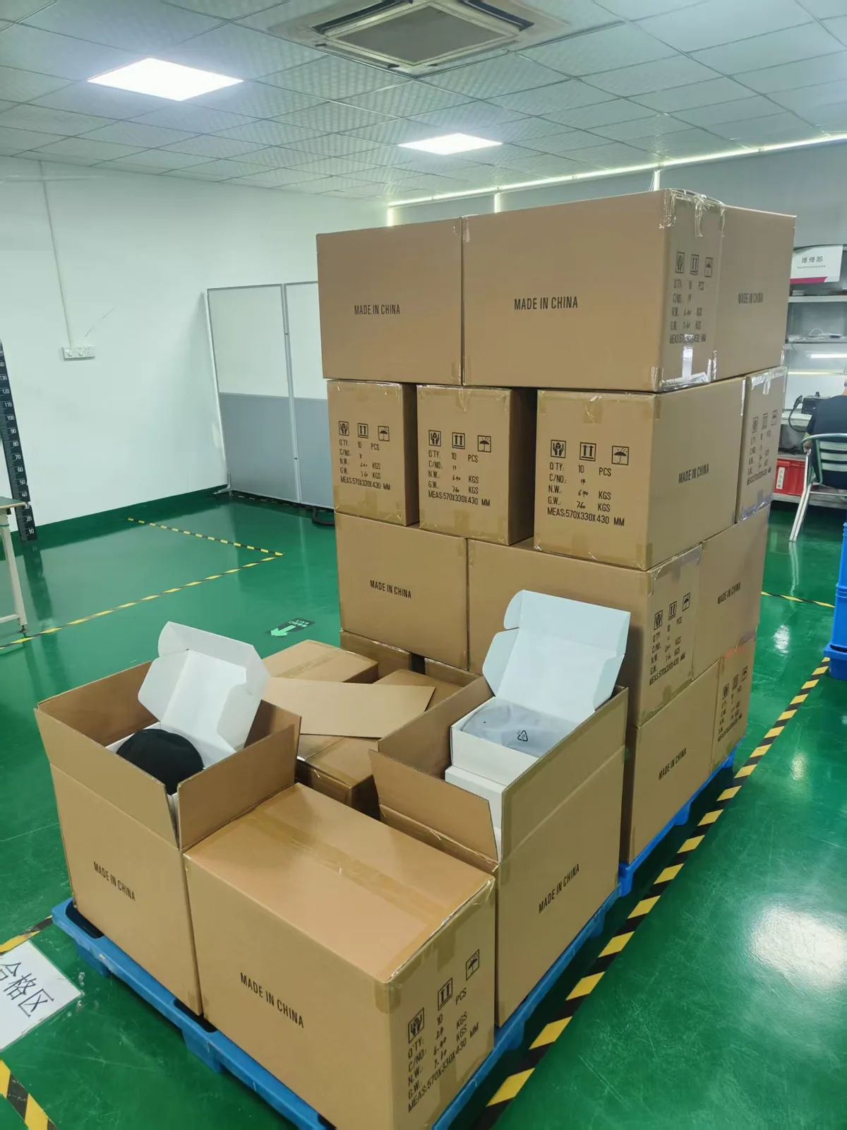 Private-Label Red Light Wearables for a U.S. Wellness Brand 1 Packed cartons for a private-label red light order at the factory